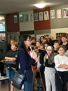 Kulturstaatsrätin Emigholz spricht zu den versammelten Gästen und Schülern der GSO auf der Vernissage der Ausstellung. Foto: Kulturressort