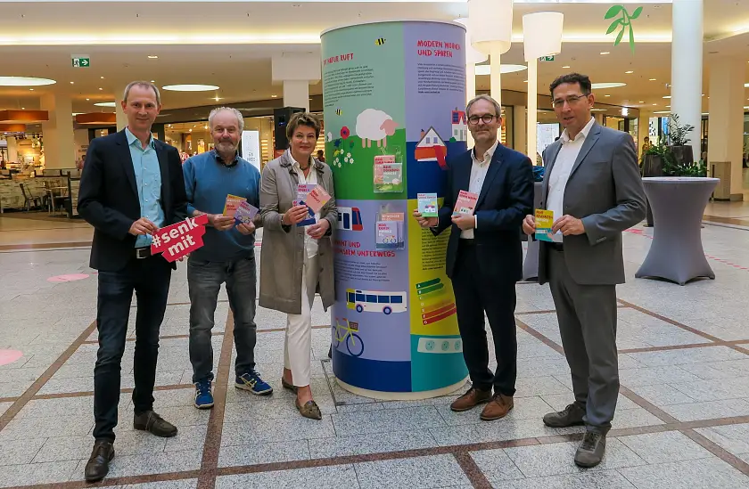 Neue Ausstellung der Kampagne #senkmit – Weniger CO2, mehr Zukunft im Weserpark: Zur Eröffnung kamen (v.l.n.r.) Martin Grocholl (Geschäftsführer energiekonsens), Ulrich Schlüter (Ortsamtsleiter Bremen Osterholz), Monika Mehrtens (Center-Managerin Weserpark), Staatsrat Enno Eike Nottelmann und Helmuth Gaber (Manager im Weserpark). Foto: energiekonsens