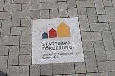 Die Bodenplatte mit Hinweis auf die Mittel der Städtebauförderung. Foto: ASV