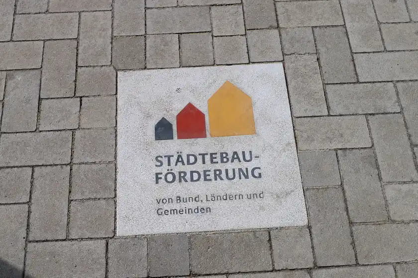 Die Bodenplatte mit Hinweis auf die Mittel der Städtebauförderung. Foto: ASV