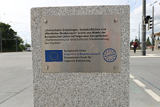 Die EU-Plakette erläutert die Hintergründe zur EFRE-Finanzierung. Foto: ASV