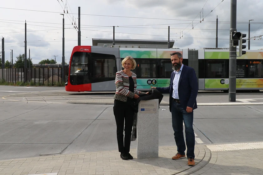 Staatsrätin Nießen und Sebastian Ellinghaus enthüllen gemeinsam die EU-Plakette