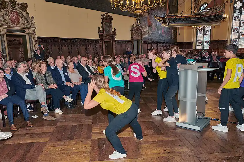 Kinder und Jugendliche des Theater 11 mit ihrer Performance Ich bin ein Mensch. Foto: Michael Gielen, Deutsche KindergeldStiftung Bremen