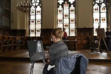 Das Licht im Blick – Corinna Weiner in der Oberen Halle. Foto: Senatspressestelle 