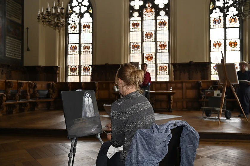 Das Licht im Blick – Corinna Weiner in der Oberen Halle. Foto: Senatspressestelle 