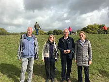 Die vier Rednerinnen und Redner am Kreuzdeich: (von links nach rechts) Axel Theilen (SKUMS), Senatorin Dr. Maike Schaefer, Ortsamtsleiter Karl-Heins Bramsiepe, Simone Hegner. Foto: ASV