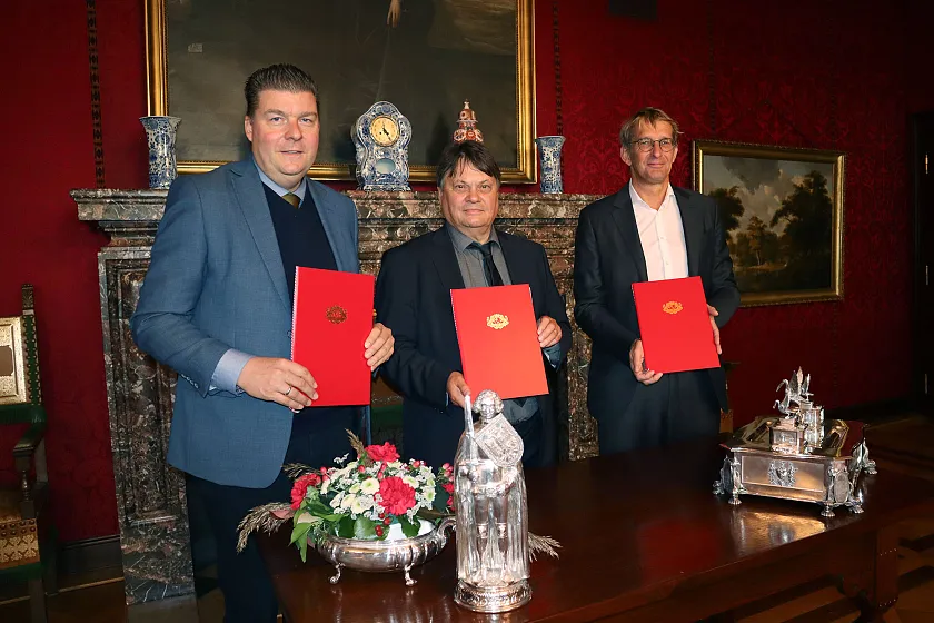 (v.l.n.r.) Hamburgs Finanzsenator Dr. Andreas Dressel, Bremens Finanzsenator Dietmar Strehl, Dataportvorstand Torsten Koß im Kaminzimmer des Bremer Rathauses nach der Unterzeichnung der Kooperationserklärung zur Haushalts-Hanse. Foto: Pressereferat des Senator für Finanzen