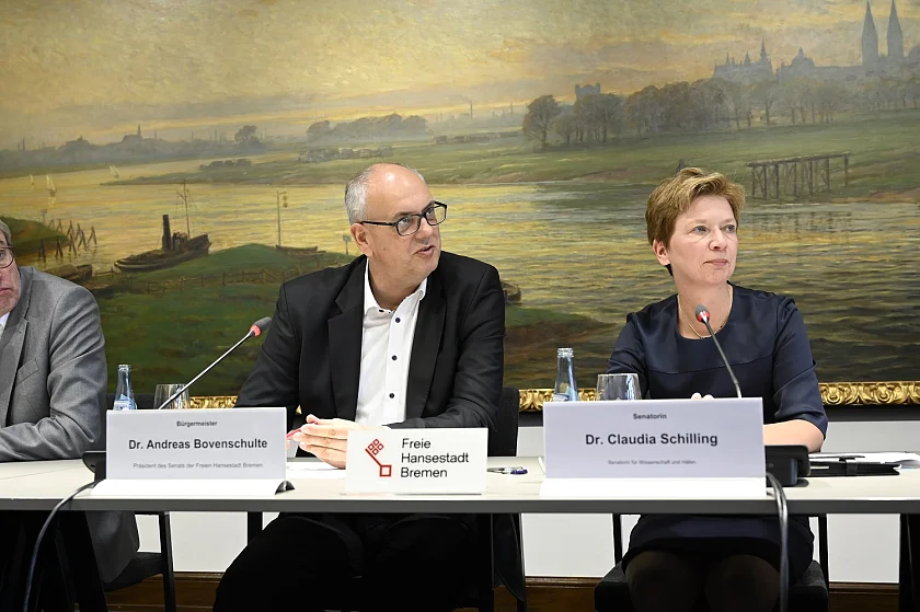 Bürgermeister Bovenschulte und Senatorin Schilling stellen das neue Hafenentwicklungskonzept im Rahmen einer Pressekonferenz vor. Foto: Senatspressestelle 