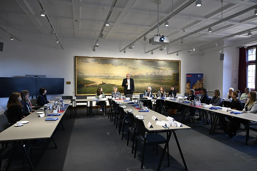 Im Sitzungssaal des Bremer Rathauses konnte Bürgermeister Andreas Bovenschulte Gleichstellungsbeauftragte aus dem Bereich des Kommunalverbundes begrüßen. Foto: Senatspressestelle