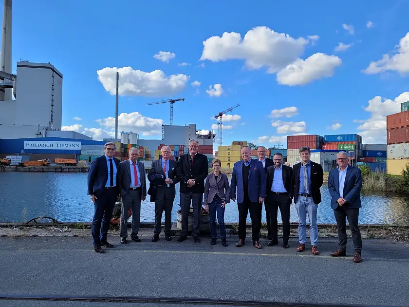 Sehen den Kalihafen auf einem guten Weg (von links): bremenports Geschäftsführer Robert Howe, Dieter Kanning (Friedrich Tiemann), Handelskammer-Präses Eduard Dubbers-Albrecht, Christoph Holtkemper (BHV), Hafensenatorin Dr. Claudia Schilling, Dr. Heiner Heseler (ISH), Jan Christiansen (Diersch & Schröder), Häfen-Staatsrat Tim Cordßen-Ryglewski, Dr. Ullrich Hautau (Handelskammer), Abteilungsleiter Häfen Jörg Peters. Foto: Hafenressort 