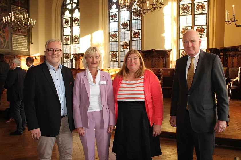 Begingen das Jubiläum 75 Jahre Friedehorst mit einem Empfang in der Oberen Rathaushalle (von links): Pastor Manfred Meyer (Vorsteher), Bettina Wegner (Vorständin), Senatorin Anja Stahmann, André Grobien (Kuratoriumsvorsitzender). Foto: Sozialressort