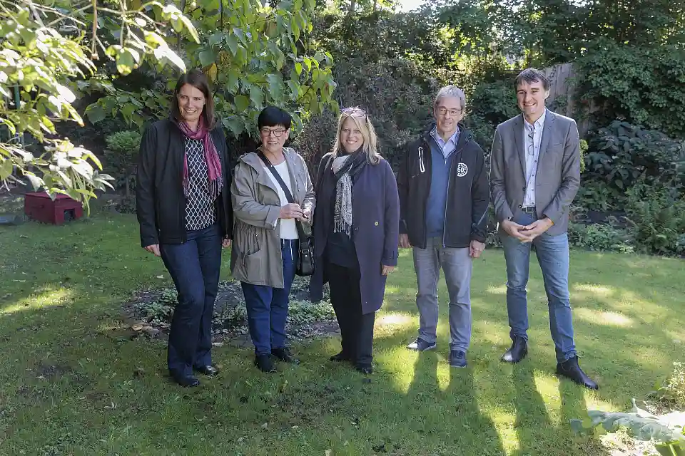 Mitglieder und Projektbeteiligte der Sturmflutpartnerschaft besichtigten einen Kleingarten in der Pauliner Marsch, der durch seine Lage bereits mehrfach von Überschwemmungen betroffen war. Foto: BREsilient, Fotograf: Jörg Sarbach 