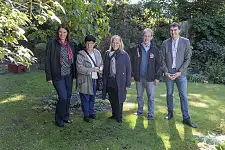 Mitglieder und Projektbeteiligte der Sturmflutpartnerschaft besichtigten einen Kleingarten in der Pauliner Marsch, der durch seine Lage bereits mehrfach von Überschwemmungen betroffen war. Foto: BREsilient, Fotograf: Jörg Sarbach 