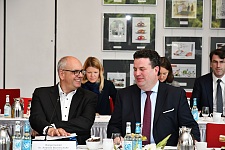 Gute Stimmung: Bürgermeister Andras Bovenschulte (links) und Bundesarbeitsminister Hubertus Heil zu Beginn des Gespräches. Foto: Landesvertretung