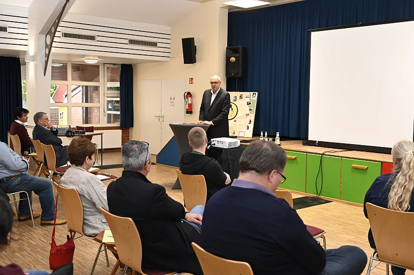 Würdigte die Arbeit der Bürgerhäuser beim Jubiläum des ältesten Bremer Bürgerhauses - des Bürgerhauses Helene Kaisen: Bürgermeister Andreas Bovenschulte bei der Feier. Links in der ersten Reihe als zweiter von Links Peter Sakuth, Vorstandsvorsitzender von Nachbarschaftshaus Bremen e.V.. Foto: Senatspressestelle