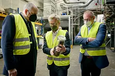 Bürgermeister Andres Bovenschulte (links) und Nils Schnorrenberger (Geschäftsführer der Bremerhavener Wirtschaftsförderungsgesellschaft BIS, rechts) informieren sich über die Aktivmasse, einem hochwertigen Outputprodukt bei Redux-Geschäftsführer Martin Reichstein (Mitte). Foto: Redux/Schimanke