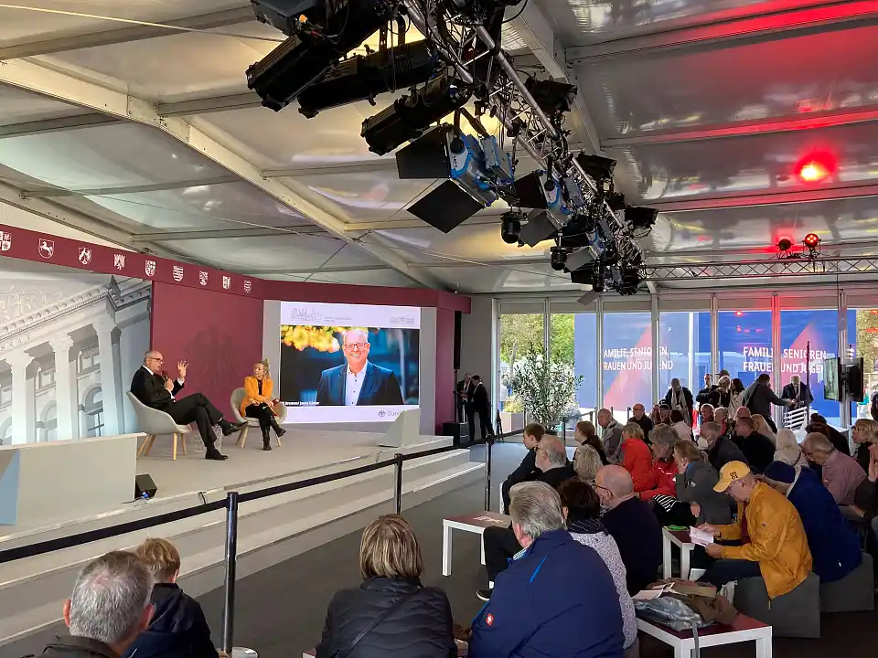 Bürgermeister Dr. Andreas Bovenschulte besucht den Bundesratspavillon in Erfurt.