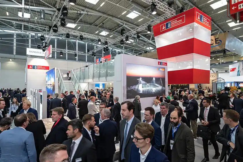 Auf dem 200 Quadratmeter großen Bremer Gemeinschaftsstand, den die WFB im Auftrag der Senatorin für Wirtschaft, Arbeit und Europa organisiert, präsentieren sich Bremer und Bremerhavener Unternehmen und Projekte einem internationalen Fachpublikum.  Foto: WFB/Jan Rathke