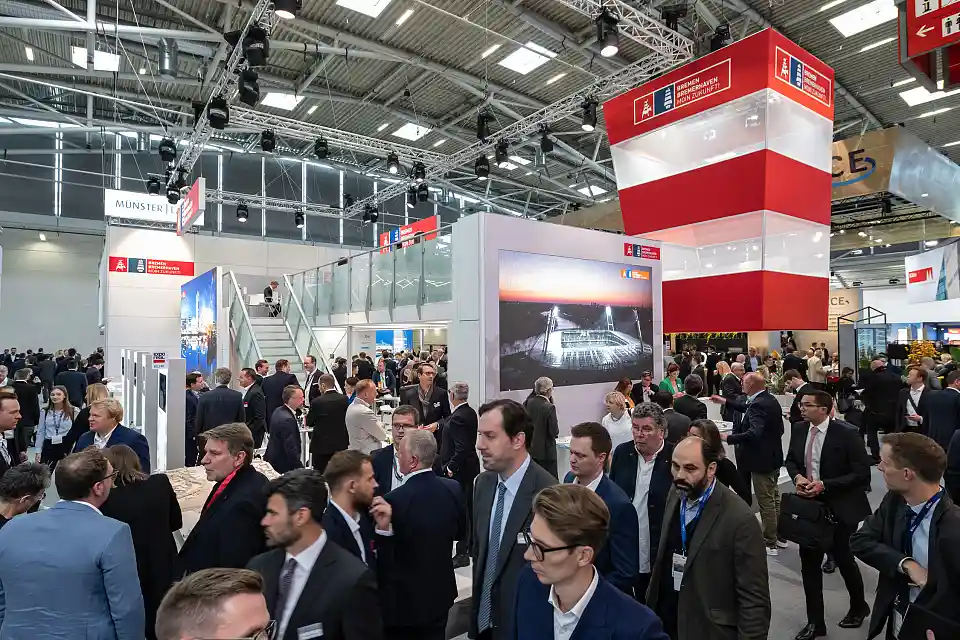 Auf dem 200 Quadratmeter großen Bremer Gemeinschaftsstand, den die WFB im Auftrag der Senatorin für Wirtschaft, Arbeit und Europa organisiert, präsentieren sich Bremer und Bremerhavener Unternehmen und Projekte einem internationalen Fachpublikum.  Foto: WFB/Jan Rathke