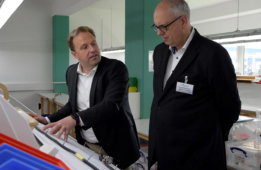 E.I.S.-Geschäftsführer Cezary Pilarski (links) erläutert Bürgermeister Bovenschulte den Bau von Kabelbäumen. Foto: Senatspressestelle