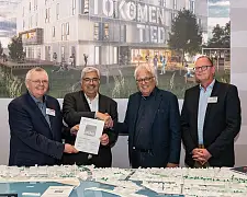 Das Bremerhavener Gründerzentrum Green Economy wurde auf dem Bremer Gemeinschaftsstand mit dem Vorzertifikat in Platin der Deutschen Gesellschaft für Nachhaltiges Bauen (DGNB) ausgezeichnet. V.l.n.r.: Bremerhavener Bürgermeister Torsten Neuhoff, Bremerhavener Oberbürgermeister Melf Frantz, Präsidiumsmitglied der DGNB Prof. Alexander Rudolphi, Nils Schnorrenberger, Geschäftsführer der BIS Bremerhavener Gesellschaft für Investitionsförderung und Stadtentwicklung mbH. Foto: WFB/Jan Rathke