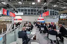 Viele Gespräche wurden auf dem Bremer Gemeinschaftsstand auf der Expo Real 2022 geführt. Auf der größten Immobilienfachmesse Europas ist der Austausch für die Bremer und Bremerhavener Unternehmen unverzichtbar. Foto: WFB/Jan Rathke 