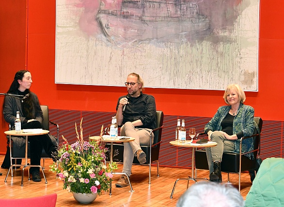 Artist in Residence-Lesung mit Ursel Bäumer (rechts), Moderator Jens Laloire und Frauke Schumacher (links) Foto: Landesvertretung Bremen