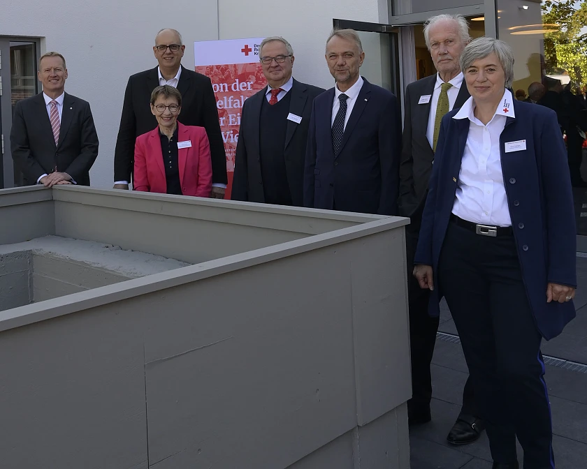 Freuen sich über die neue Geschäftsstelle für DRK-Landesverband: (v.l.n.r.) Christian Reuter, Generalsekretär des DRK Berlin, Bürgermeister Dr. Andreas Bovenschulte, Vizepräsidentin des DRK-Landesverbandes, Karen Buse, Landesschatzmeister Horst Brüning, Vizepräsidenten des DRK, Dr. Volkmar Schön, Rüdiger Tönnies, Präsident des DRK-Landesverbandes und Landesgeschäftsführerin Doris Salziger. Foto: Senatspressestelle