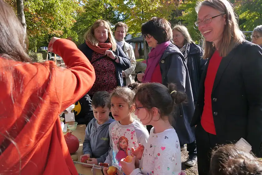 Die Senatorinnen für Soziales, Anja Stahmann (links), Gesundheit, Claudia Bernhard (Mitte), und Bildung, Sascha Karolin Aulepp (rechts), mit der Zielgruppe der Gesamtstrategie Frühe Kindheit. Foto: Sozialressort