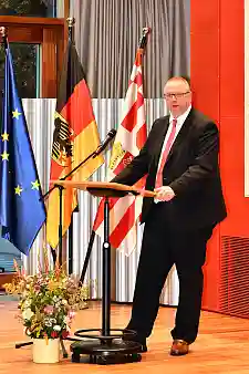 Karikaturen sind für mich eine Kunst für sich, zugleich ein bedeutsamer Bestandteil in unserer Kunstlandschaft wie unserer Medien- und Presselandschaft. Sie sind ein unverzichtbares Element in unseren politischen und gesellschaftlichen Debatten, so der Bevollmächtigte in seiner Begrüßungsrede. Foto: LVHB 