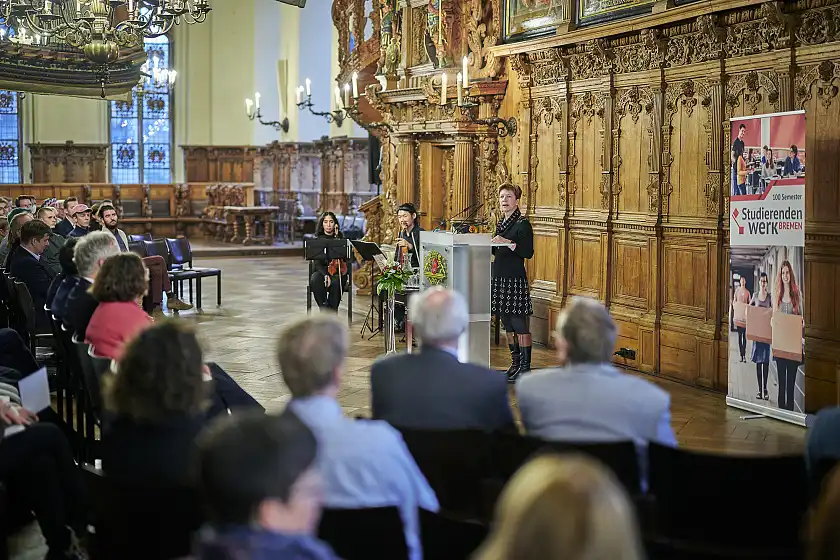 Senatorin Schilling gratuliert dem Studierendenwerk zum 50-jährigen Bestehen. Foto: Marcus Meyer Photography