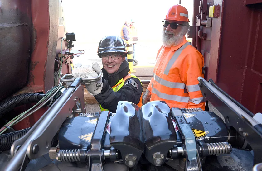 Senatorin Dr. Schilling und Ingo Lengsfeld, Betrieblicher Versuchsleiter DAK, DB Cargo AG, inspizieren den DAK-Demonstrator. Foto: Pressereferat Senatorin für Wissenschaft und Häfen