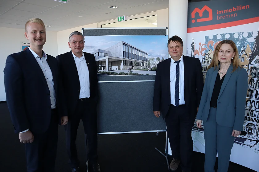 (v.l.): Tim Heinemann (Partnerschaft Deutschland), Henning Thies (Ed. Züblin AG), Finanzsenator Dietmar Strehl, Susanne Kirchmann (Geschäftsführerin von Immobilien Bremen) vor einer Projektskizze der Sechs-Feld-Sporthalle. Foto: Pressereferat Senator für Finanzen