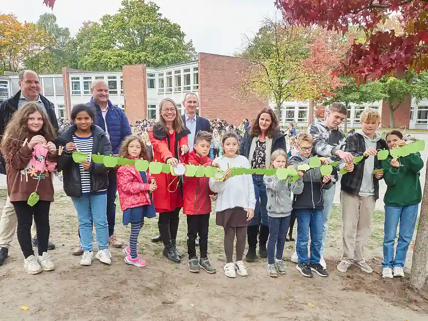 Freuen sich mit den Kindern über den Auftakt des Projektes Schulen auf dem Weg zur Klimaneutralität: Lars Beulke, Schulleiter der Grundschule am Baumschulenweg,Wolfgang Kirst, Schulleiter der Wilhelm-Focke-Oberschule,  Senatorin Sascha Karolin Aulepp, Martin Grocholl, Geschäftsführer der Klimaschutzagentur energiekonsens und Andrea Barthe, Schulleiterin der Marie-Curie-Grundschule. Foto: Rebecca Miller, Fotoarchiv SKB Bremen