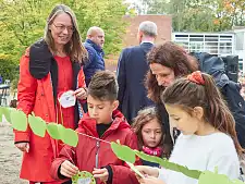 Klimawünsche die Schülerinnen und Schüler wurden auf dem Gelände aufgehängt. Foto: Rebecca Miller, Fotoarchiv SKB Bremen
