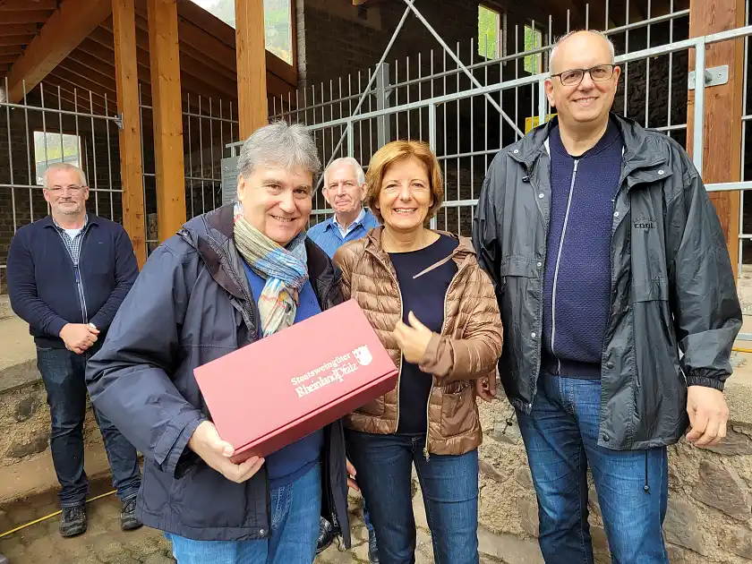 Ratskellermeister Karl-Josef Krötz freut sich über die Ehrung von Malu Dreyer und Andreas Bovenschulte. Foto: Senatspressestelle