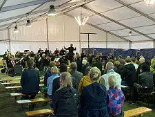 Die Camerata Instrumentale und die Sopranistin Julia Bachmann beim Vortrag des Liedes Kraniche. Foto: Pressereferat Senator für Kultur