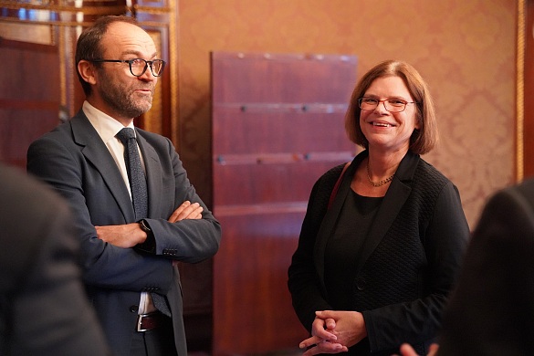 Der norwegische Botschafter Torgeir Larsen (links) wurde von Wirtschaftssenatorin Kristina Vogt im Rathaus empfangen. Er besucht auch die Wasserstoff-Messe  Hydrogen Technology Expo. Foto: Wirtschaftsressort