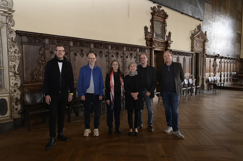 Preisträgerin und Preisträger Markus Bader, Florian Stirnemann und Andrea Hoffmann von raumlaborberlin; Rose Pfister, Vorständin der Stiftung Bremer Bildhauerpreis; Dr. Andreas Mackeben, Vorstand der Stiftung Bremer Bildhauerpreis und Abteilungsleiter beim Senator für Kultur, sowie Markus Ambach, Künstler und Moderator bei der Preisverleihung. Foto: Senatspressestelle