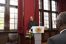 Begrüßte die Gäste in Vertretung für Staatsrätin Carmen Emigholz: Dr. Andreas Mackeben, Vorstand der Stiftung Bremer Bildhauerpreis und Abteilungsleiter beim Senator für Kultur. Foto: Senatspressestelle