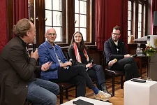 Preisträgerin und Preisträger Florian Stirnemann, Andrea Hoffmann und Markus Bader im Gespräch mit Künstler und Moderator der Preisverleihung Markus Ambach (links). Foto: Senatspressestelle