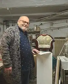 Thomas Recker mit seinem liebsten Arbeitsgerät, hier ein Modell, das Sofa. Auf dem Sofa kommen ihm schon während seines ganzen Berufslebens die besten Einfälle. (Foto: Recker)