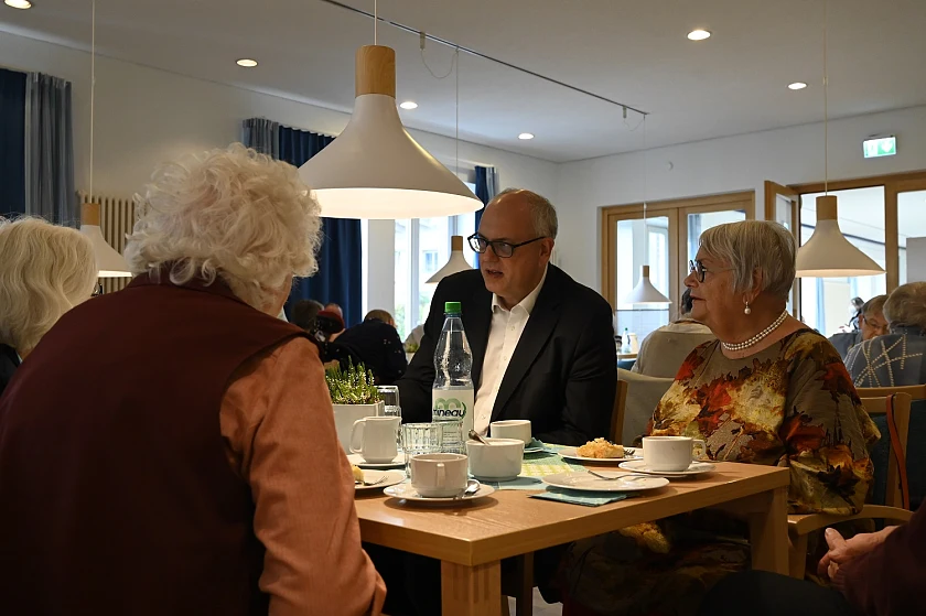 In entspannter Atmosphäre plauderte Bürgermeister Bovenschulte mit den Gästen in der Begegnungsstätte in Bremen-Horn. Foto: Senatspressestelle