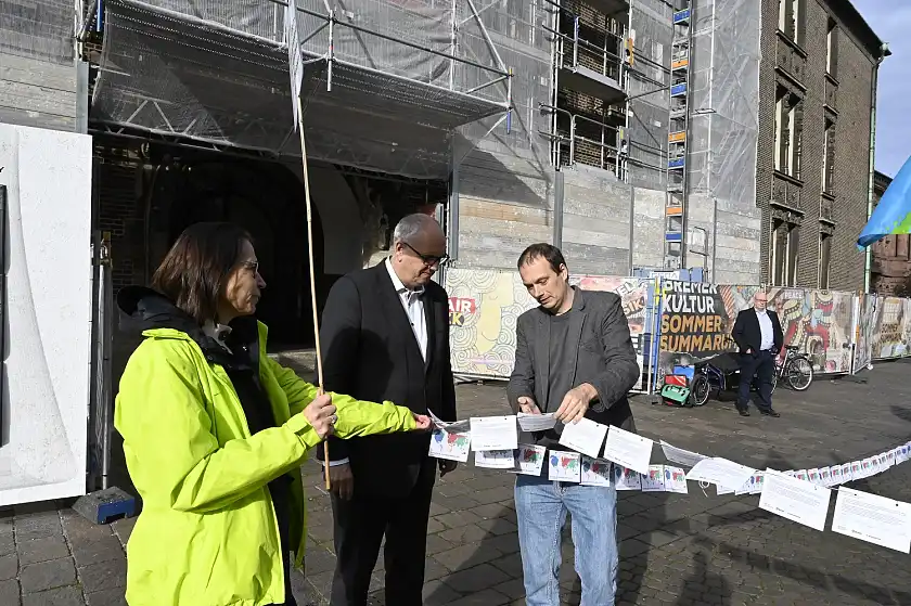 Christopher Dius, Geschäftsführer des Bremer entwicklungspolitischen Netzwerks (BeN, rechts), übergab Bürgermeister Andreas Bovenschulte rund 300 Postkarten mit klimapolitischen Forderungen. Foto: Senatspressestelle