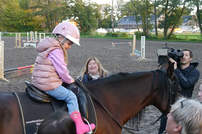 Großer Auftritt für die kleine Viktoria (4) mit Senatorin Anja Stahmann vor der Fernsehkamera eines großen Fernsehsenders. Foto: Sozialressort