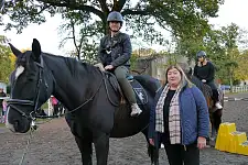 Senatorin Anja Stahmann mit Tina (vorne) und Waleria. Foto: Sozialressort