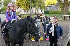 Senatorin Anja Stahmann mit Sofia. Foto: Sozialressort