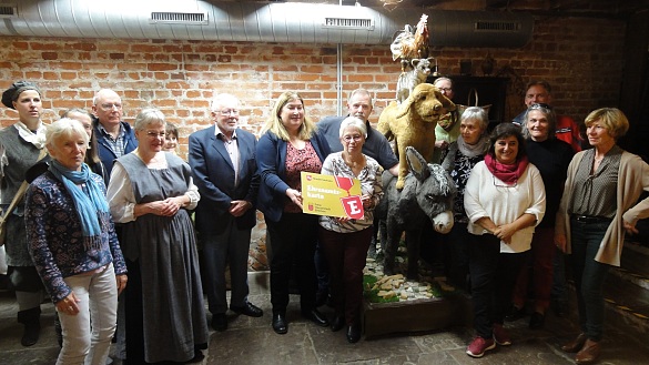 Im Keller des Geschichtenhauses erhielten 13 ehrenamtlich Tätige die Ehrenamtskarte von Sozialsenatorin Anja Stahmann (Mitte). Foto: Sozialressort