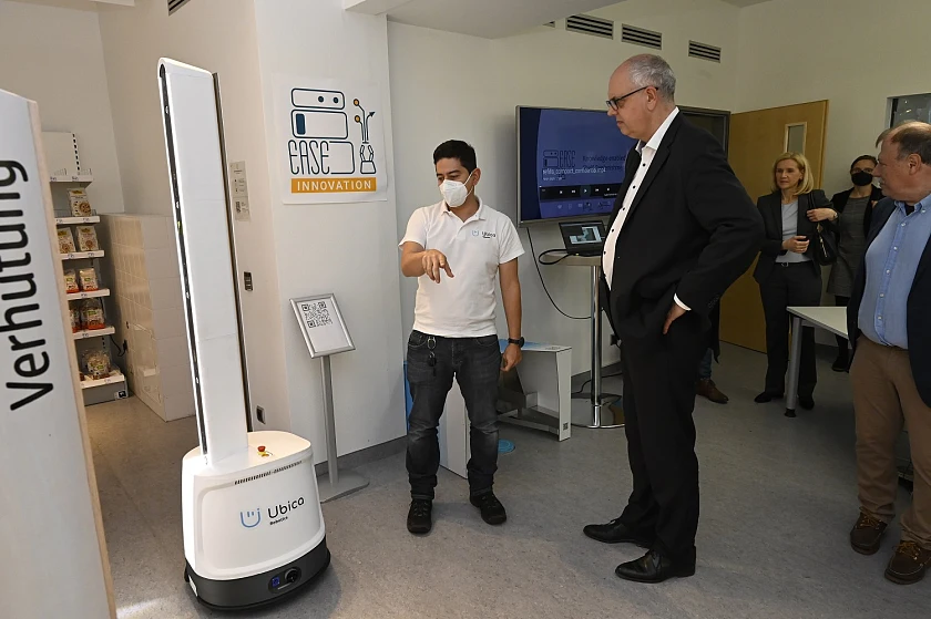 Ein Scanroboter erfasst, erkennt und identifiziert den Warenbestand in dem nachgebauten Drogeriemarkt an der Universität Bremen. Personen (v.l.n.r.): Alexis Maldonado, Leiter Hardware-Entwicklung bei dem Startup Ubica, und Bürgermeister Andreas Bovenschulte. Foto: Senatspressestelle