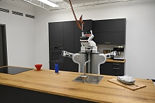 Dieser Roboter könnte schon bald Menschen in der Küche beim Abwasch oder Kochen helfen. Foto: Senatspressestelle